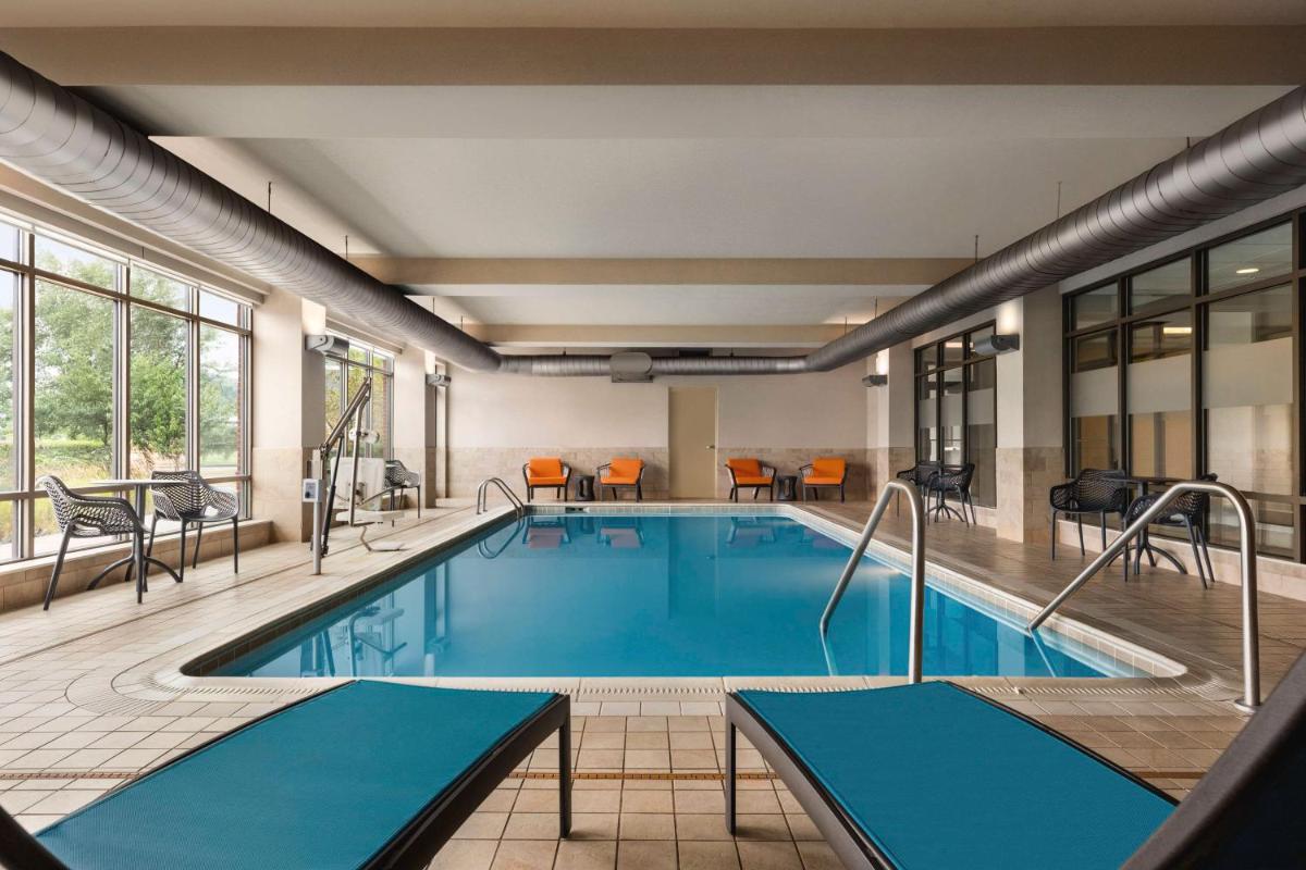 Hampton Inn & Suites Pittsburgh Waterfront West Homestead - Housity