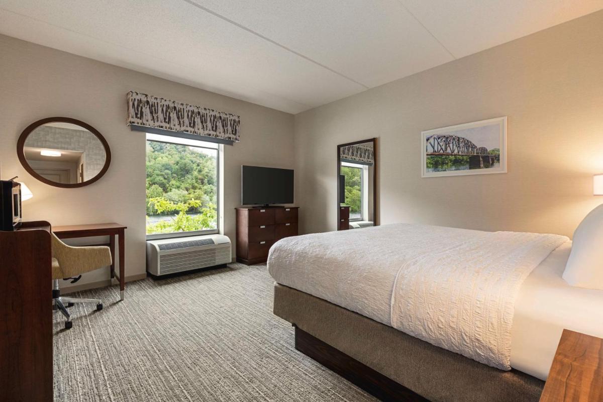 Hampton Inn & Suites Pittsburgh Waterfront West Homestead - Housity