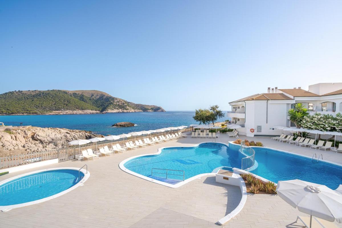 una piscina con vista al mar en THB Guya Playa, en Cala Ratjada