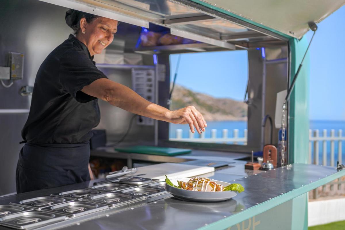 Comida en o cerca de este hotel