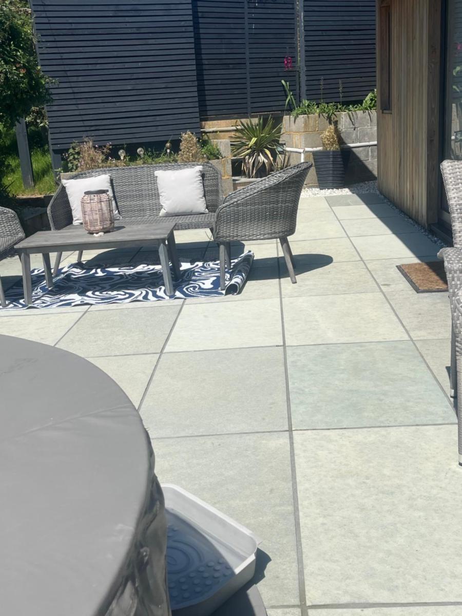 Spacious Studio Cabin with Sea/ Downs views Sole Use of HotTub in Seaford - Housity