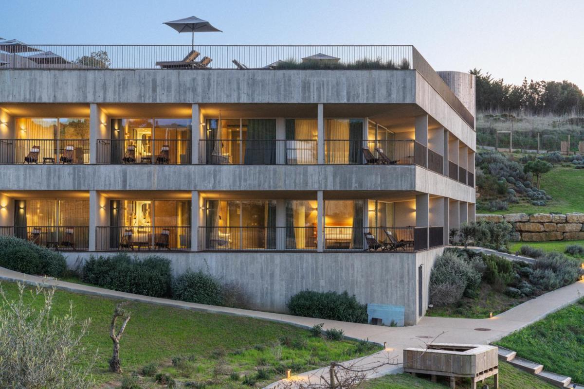 Um jardim no exterior de Immerso Hotel, a Member of Design Hotels