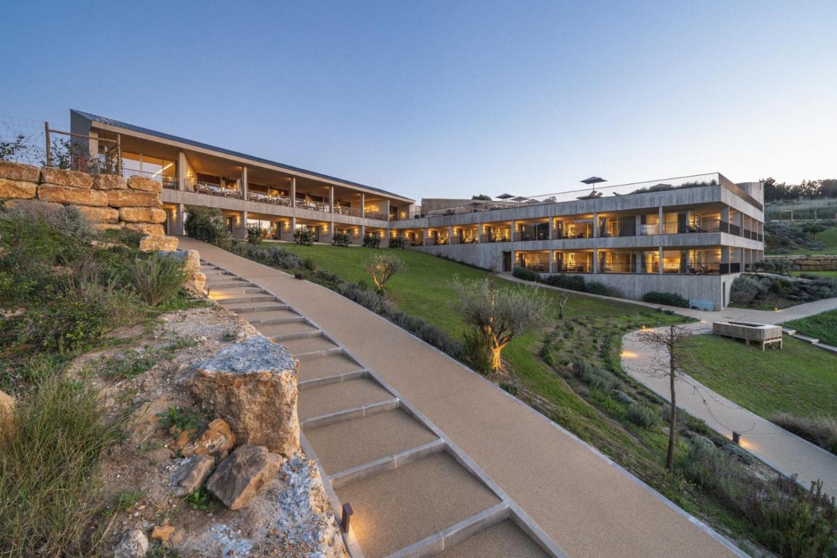 uma vista externa de um edifício com um caminho em Immerso Hotel, a Member of Design Hotels na Ericeira