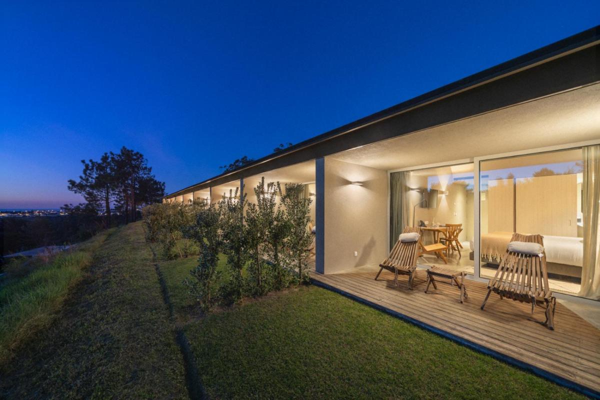 Um jardim no exterior de Immerso Hotel, a Member of Design Hotels