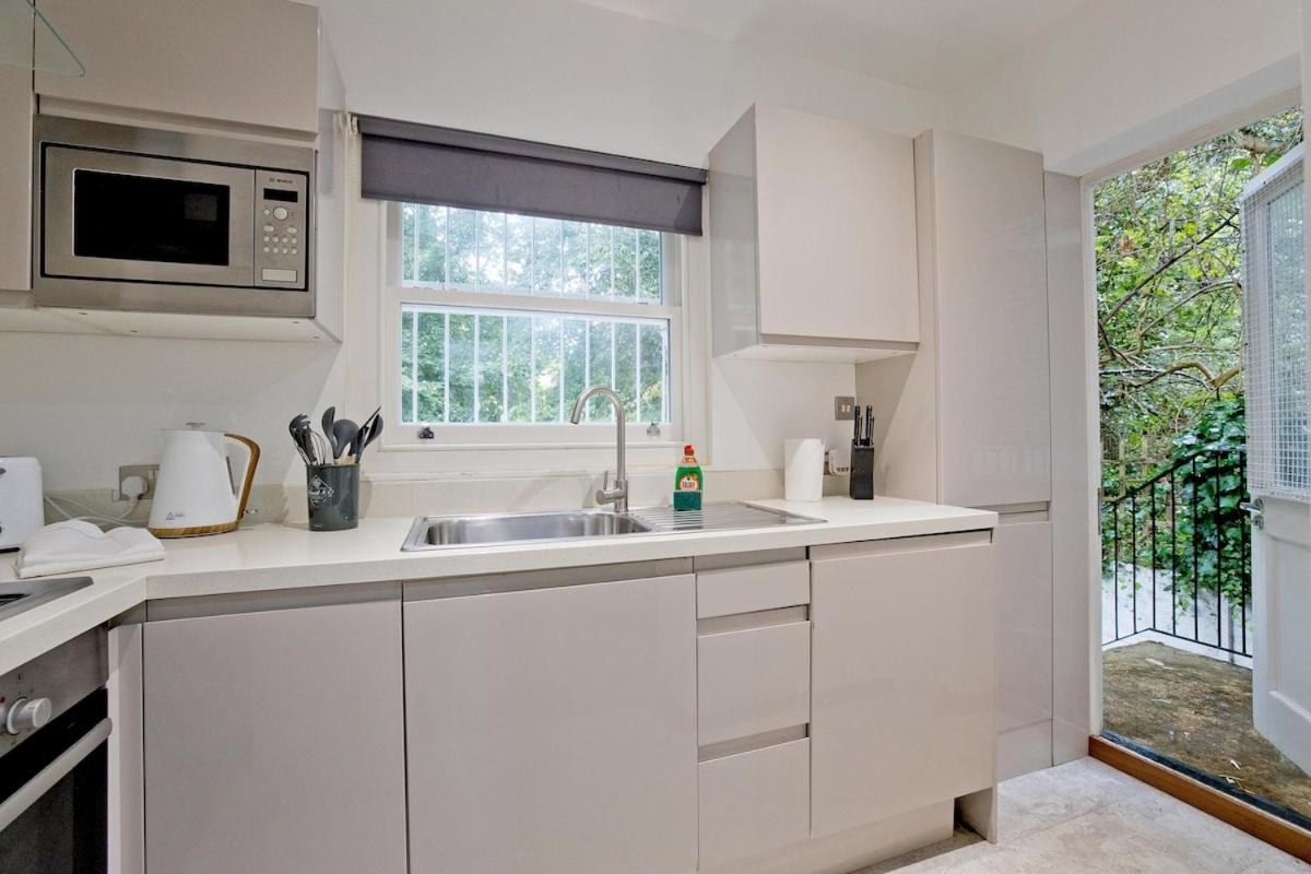 Suitetrails - Spacious 2 bed flat with garden near Kensington