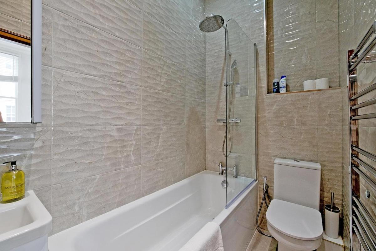 Suitetrails - Spacious 2 bed flat with garden near Kensington