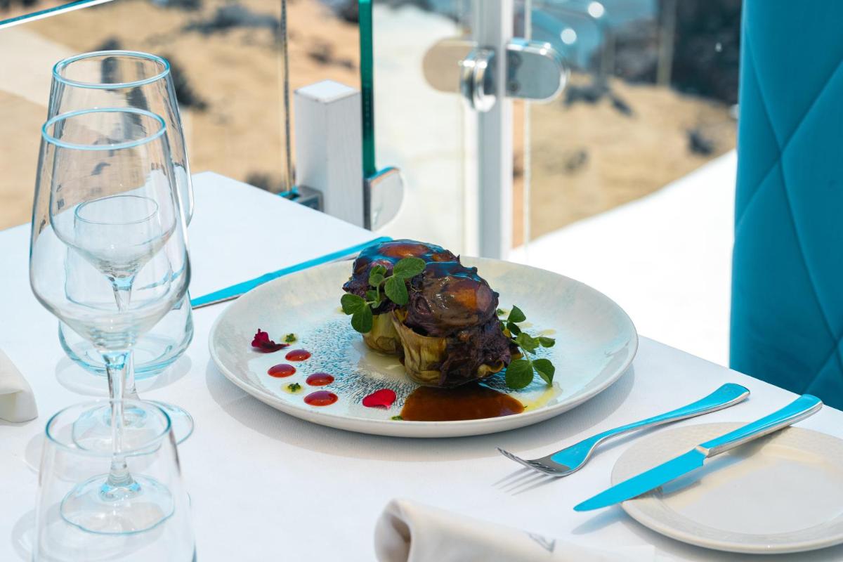 Comida en o cerca de este hotel