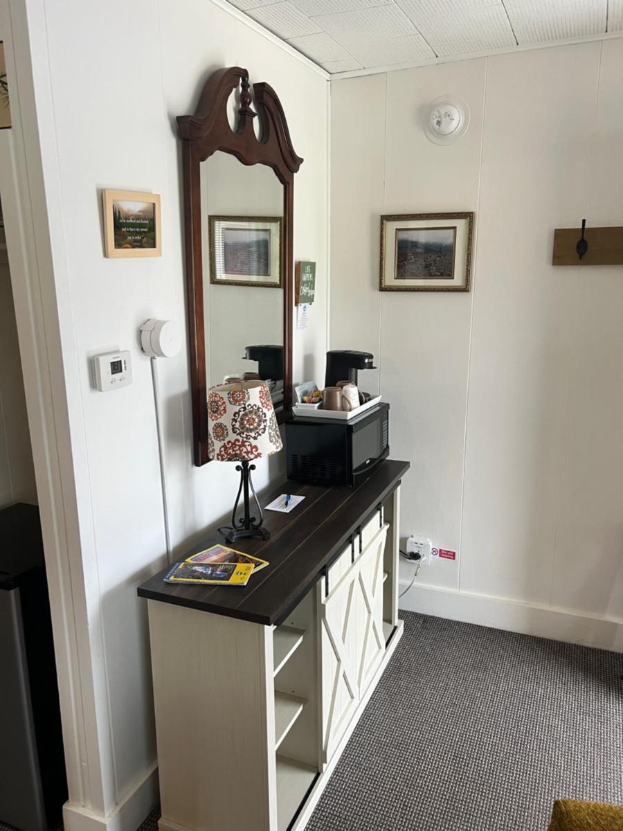 Profile Deluxe Motel - Housity