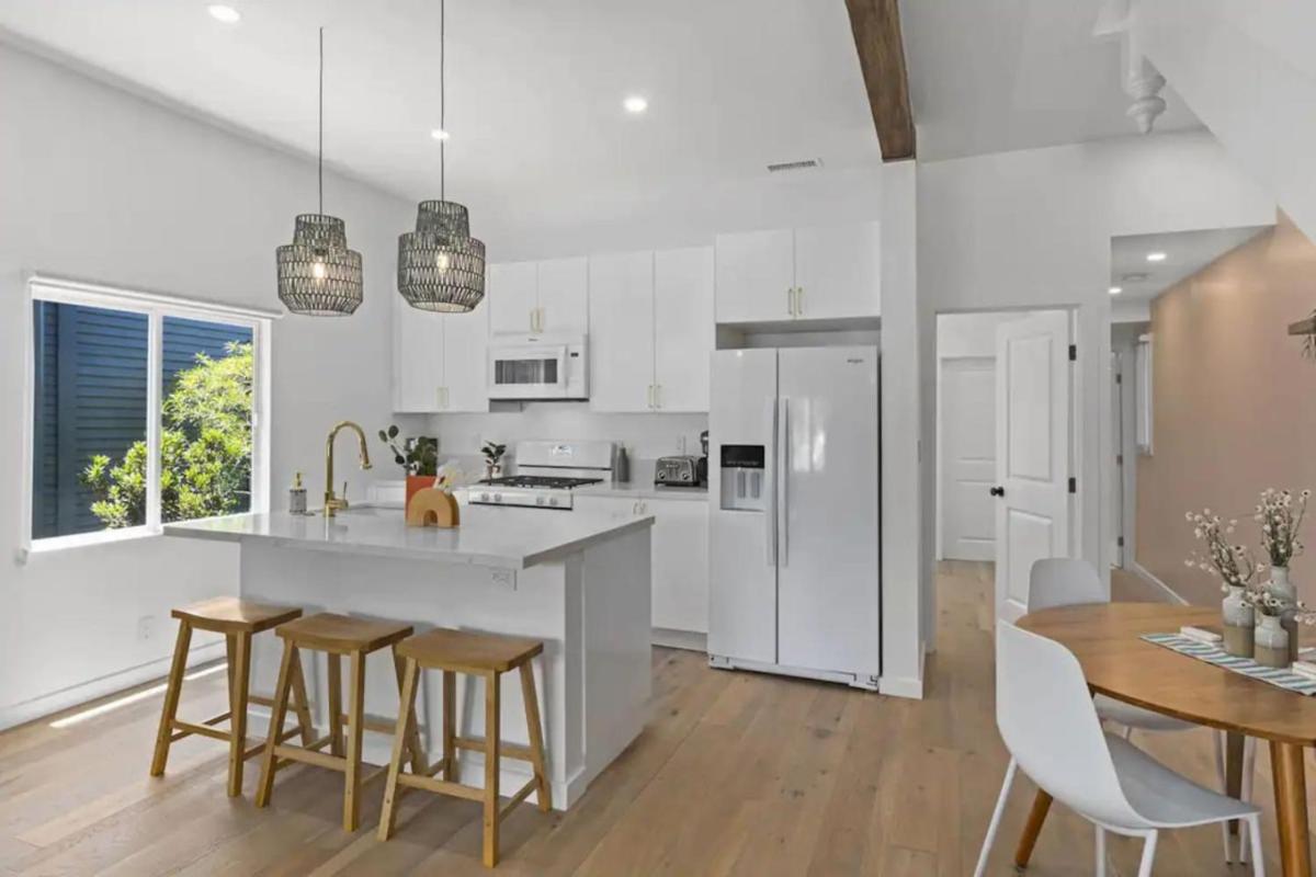 4BD Home in the Heart of Little Italy - Housity