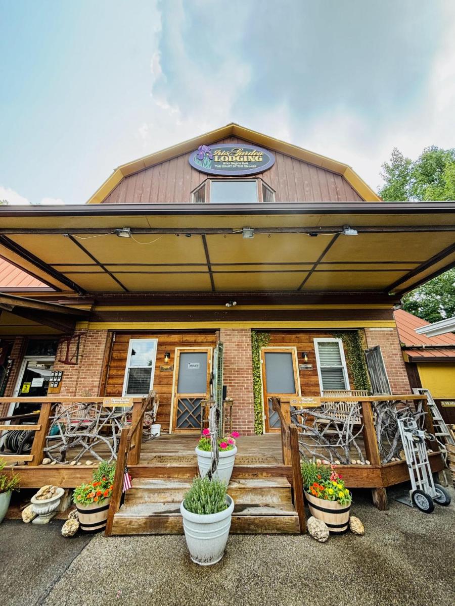 The Iris Garden Downtown Cottages and Suites - Housity