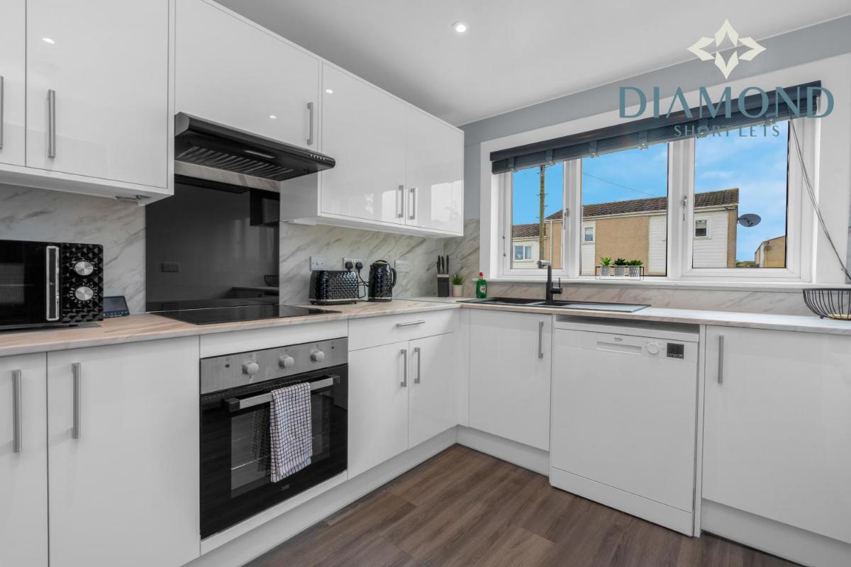Brand New 4 Bedroom House - Sleeps 4 Fully Equipped, Free Parking, WiFi, Perfect for CONTRACTORS by Diamond Short Lets - Housity