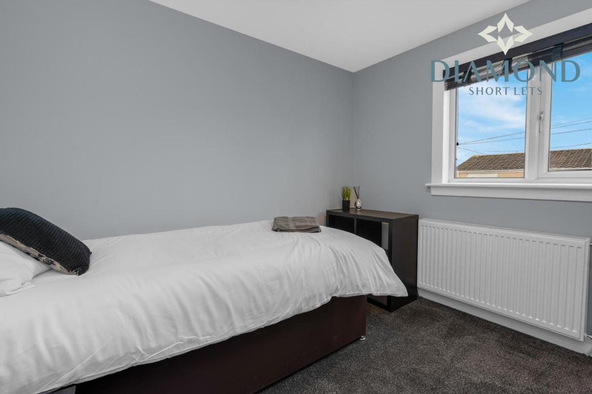 Brand New 4 Bedroom House - Sleeps 4 Fully Equipped, Free Parking, WiFi, Perfect for CONTRACTORS by Diamond Short Lets - Housity