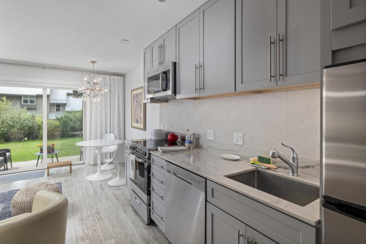 Riverside Retreat at Viking Lodge - location! - Housity