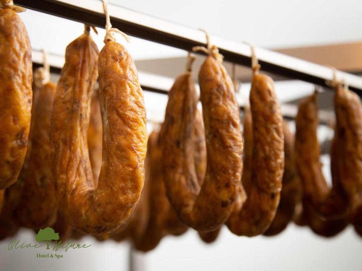 um monte de salsichas penduradas numa prateleira em Olive Nature Hotel & SPA - Quinta Valle de Passos em Valpaços