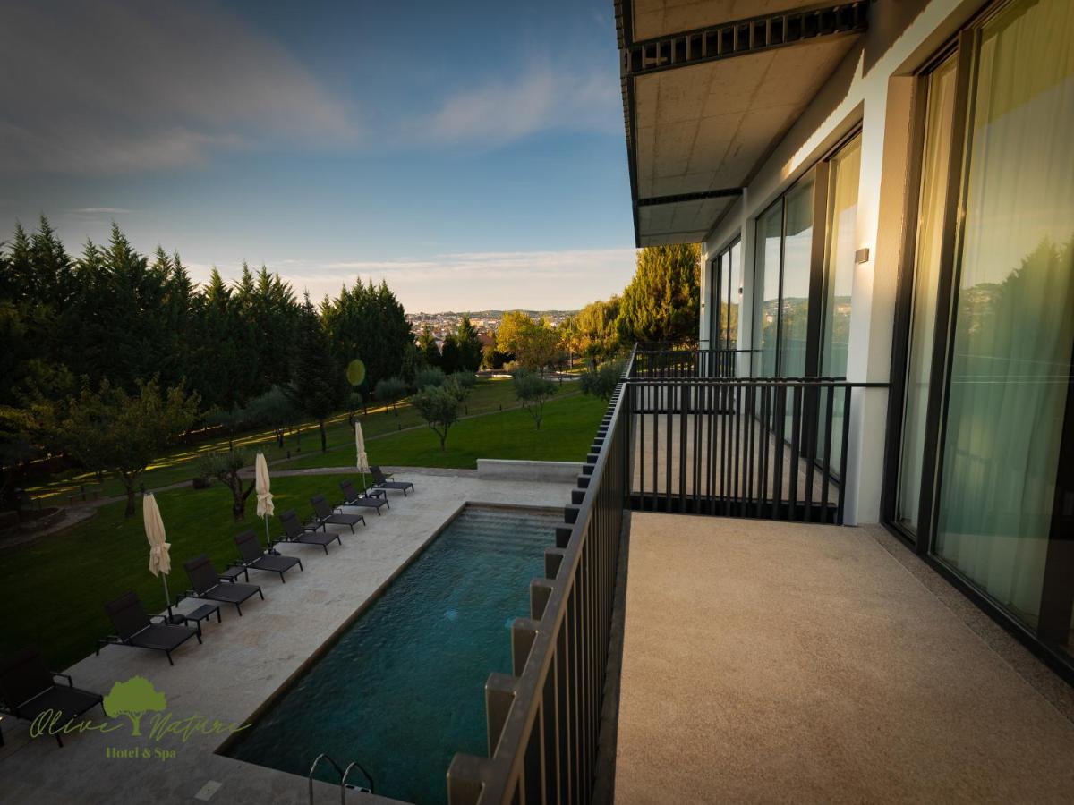 uma piscina numa varanda de uma casa em Olive Nature Hotel & SPA - Quinta Valle de Passos em Valpaços