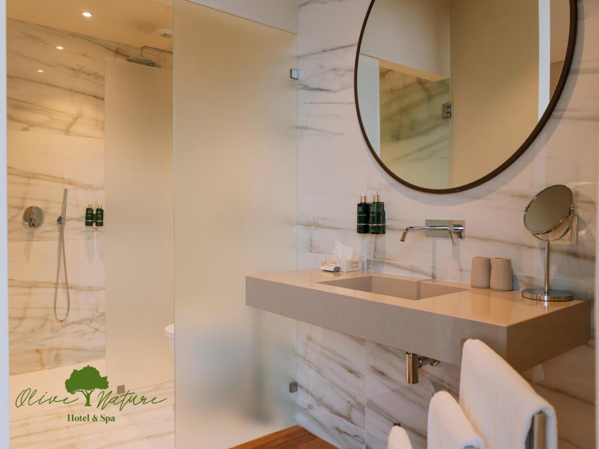Uma casa de banho em Olive Nature Hotel & SPA - Quinta Valle de Passos