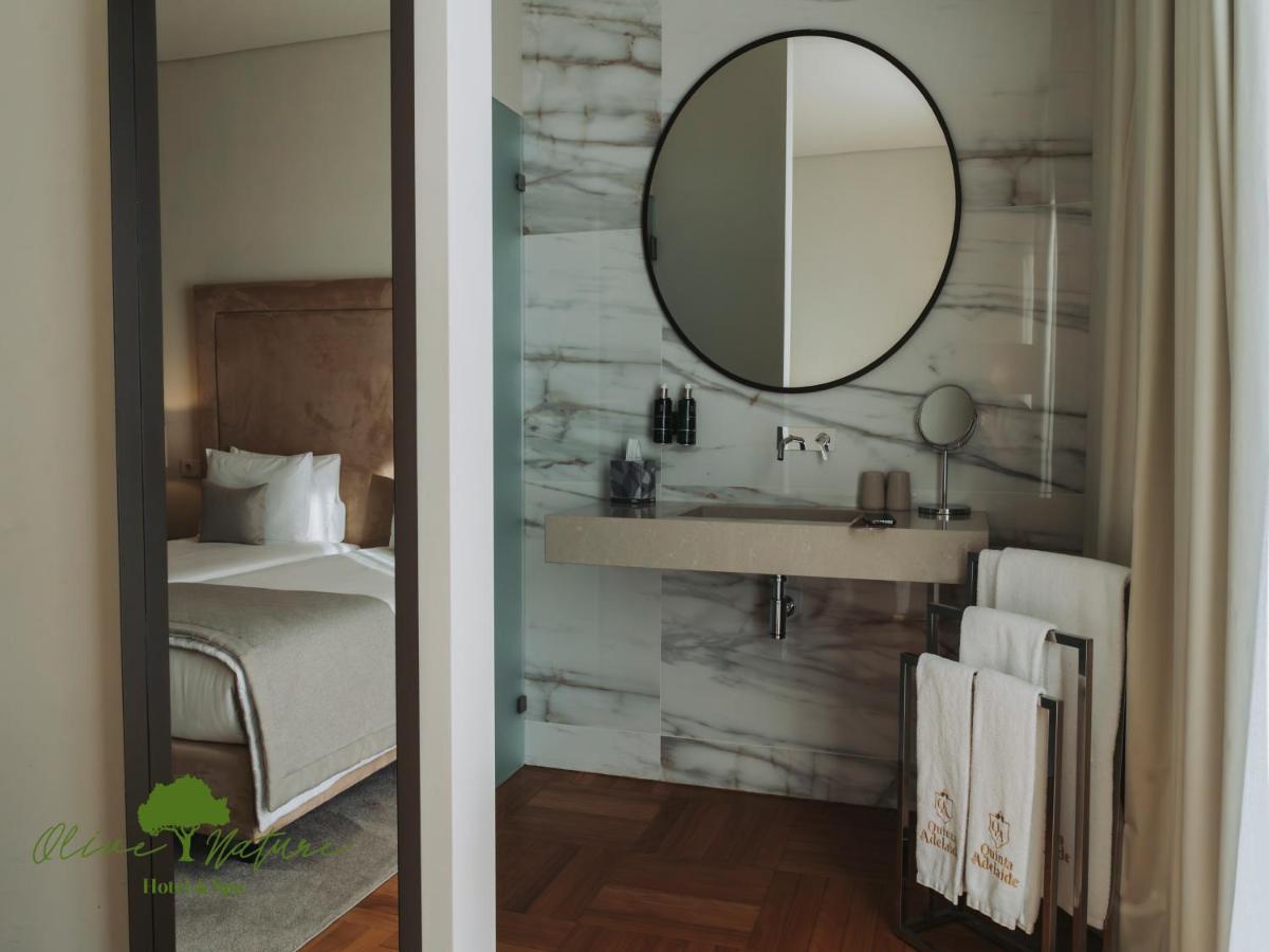 Uma casa de banho em Olive Nature Hotel & SPA - Quinta Valle de Passos