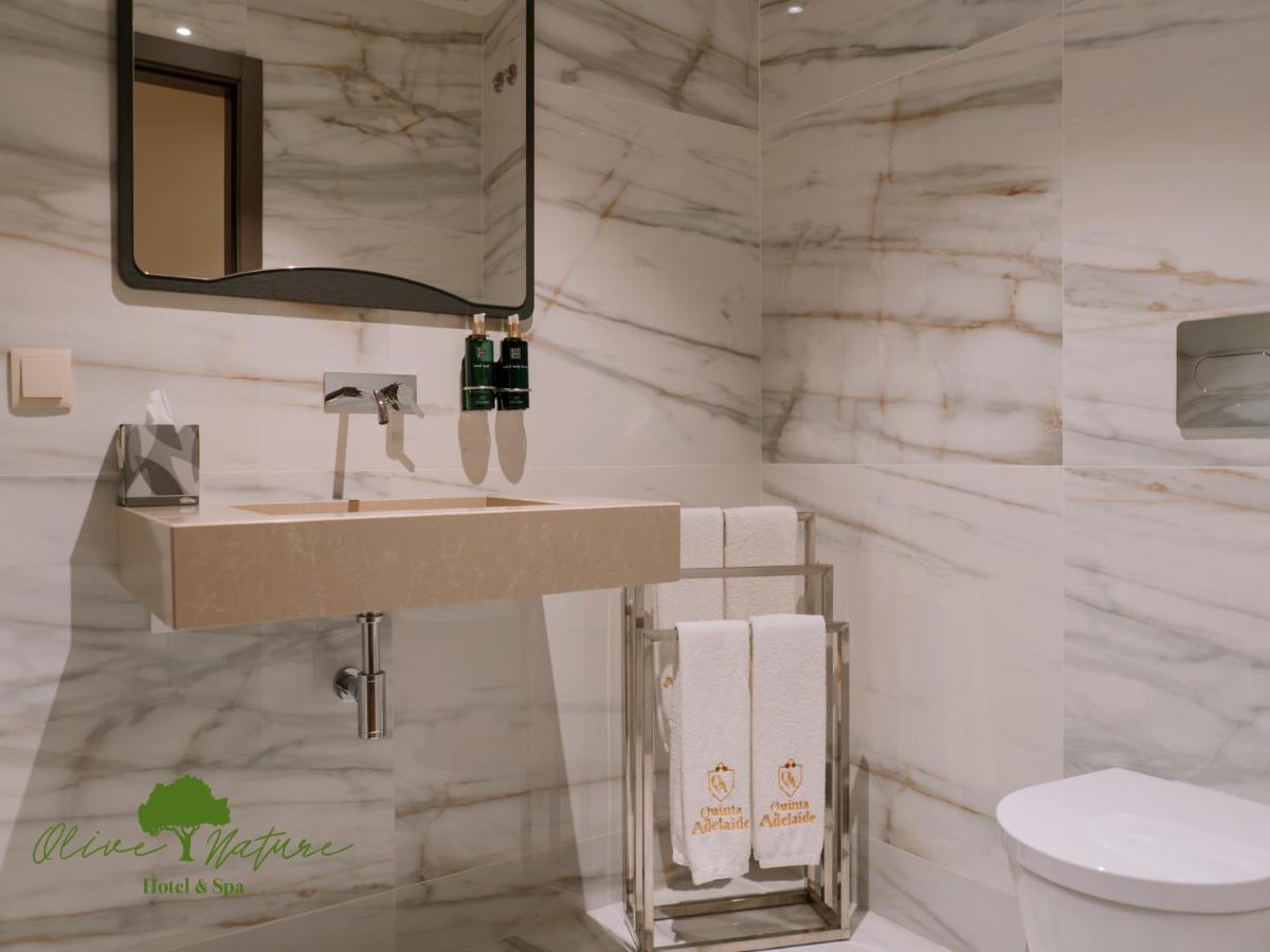 Uma casa de banho em Olive Nature Hotel & SPA - Quinta Valle de Passos