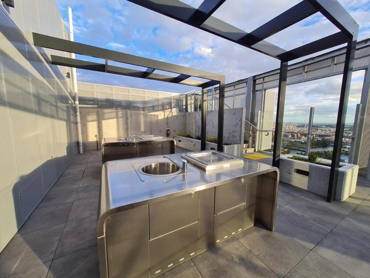 3br2ba Apt In Footscarypoolcar Parkwifi - Housity