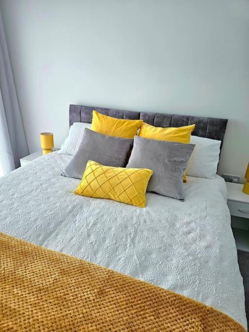 Beautiful 2-bed Apartment in Greenhithe, Bluewater, Free parking space - Hizvo