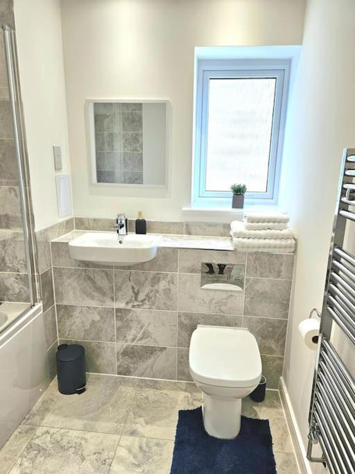 Beautiful 2-bed Apartment in Greenhithe, Bluewater, Free parking space - Hizvo