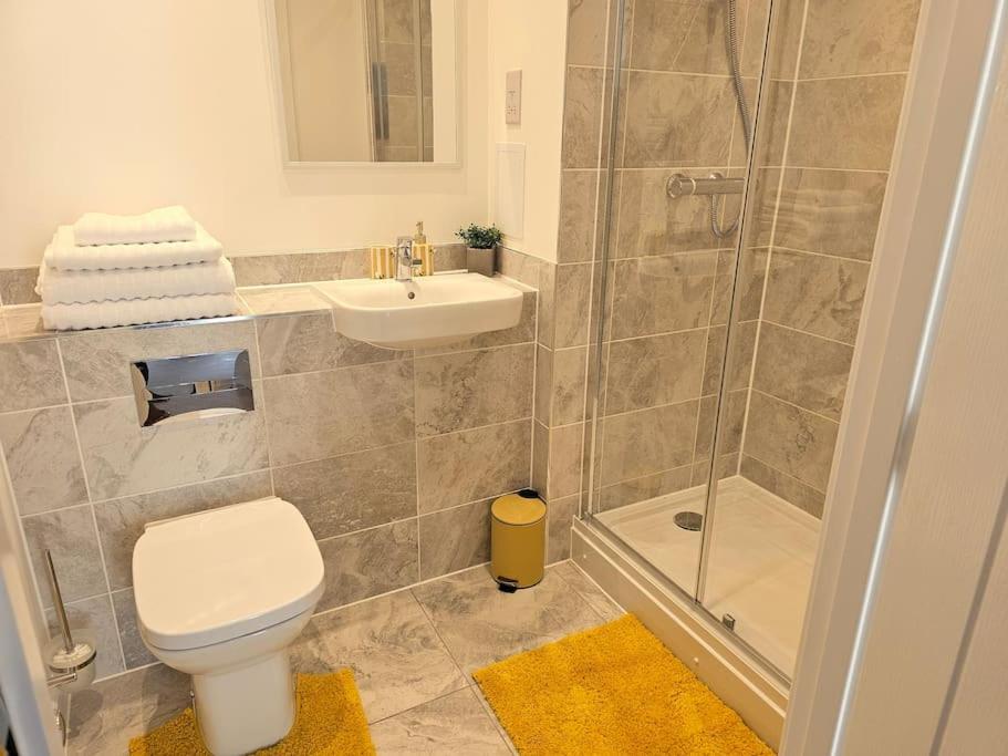 Beautiful 2-bed Apartment in Greenhithe, Bluewater, Free parking space - Hizvo