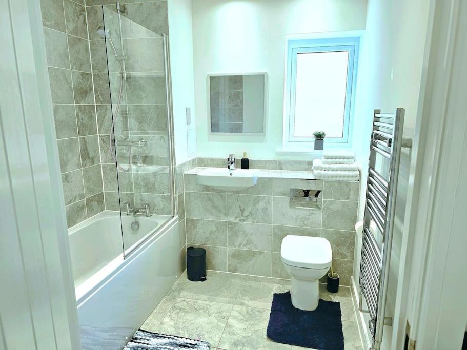 Beautiful 2-bed Apartment in Greenhithe, Bluewater, Free parking space - Hizvo