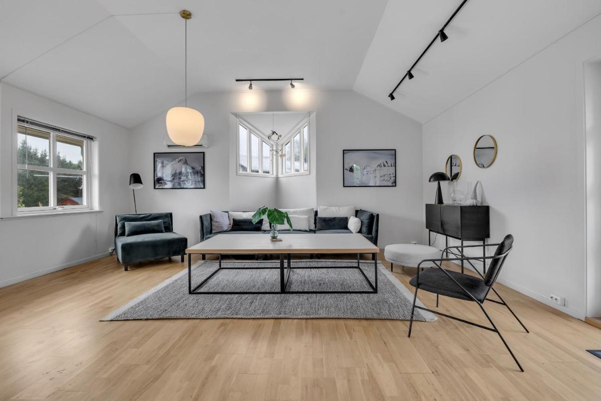 Central Large Modern House With a View - Housity
