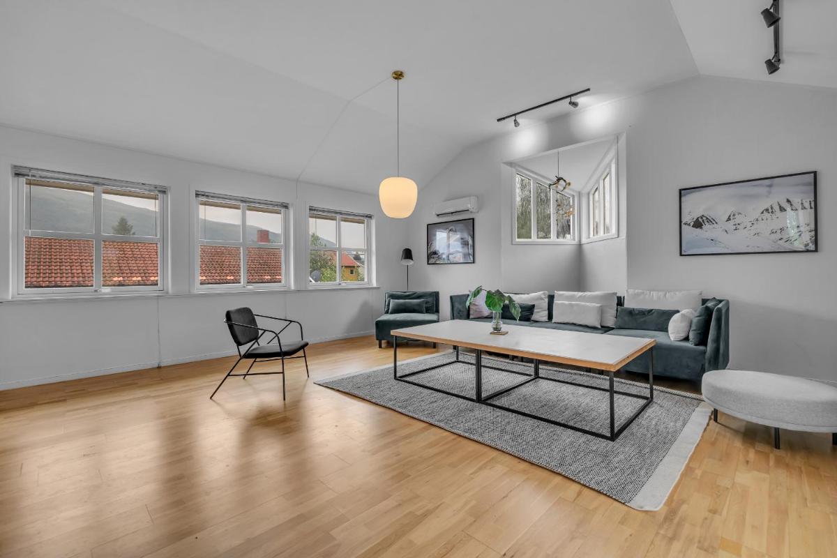 Central Large Modern House With a View - Housity