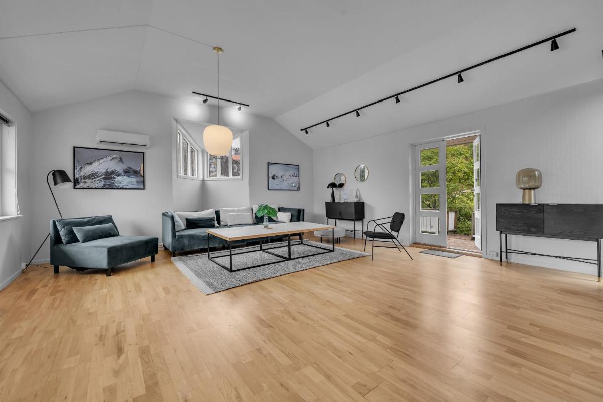 Central Large Modern House With a View - Housity