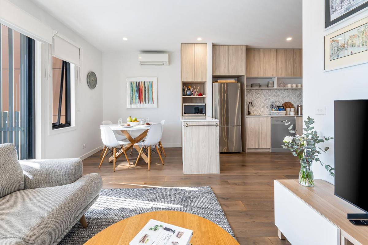 Park Life! Elegant & Sun-Filled 2 Bed 2 Bath Home in Caulfield North - Housity
