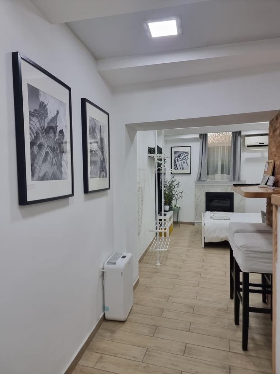 Elegant Yellow Submarine - Housity