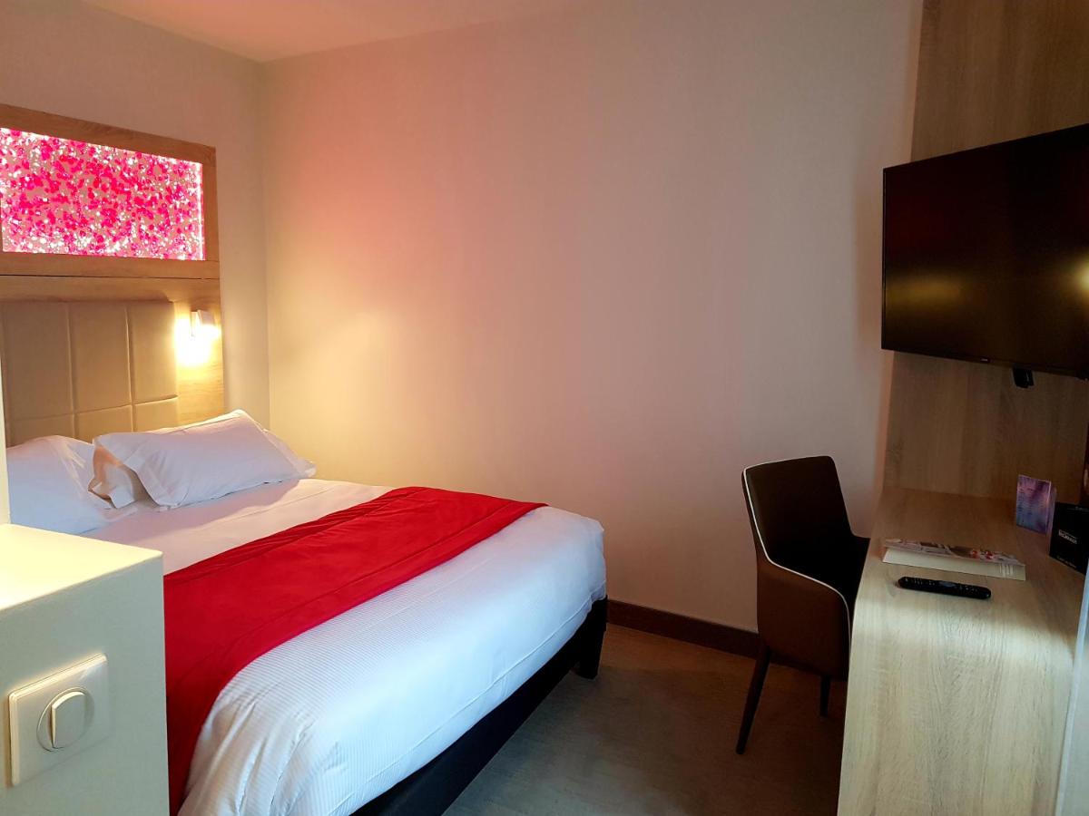 Télévision ou salle de divertissement dans l'établissement Brit Hotel de Grignan Vichy