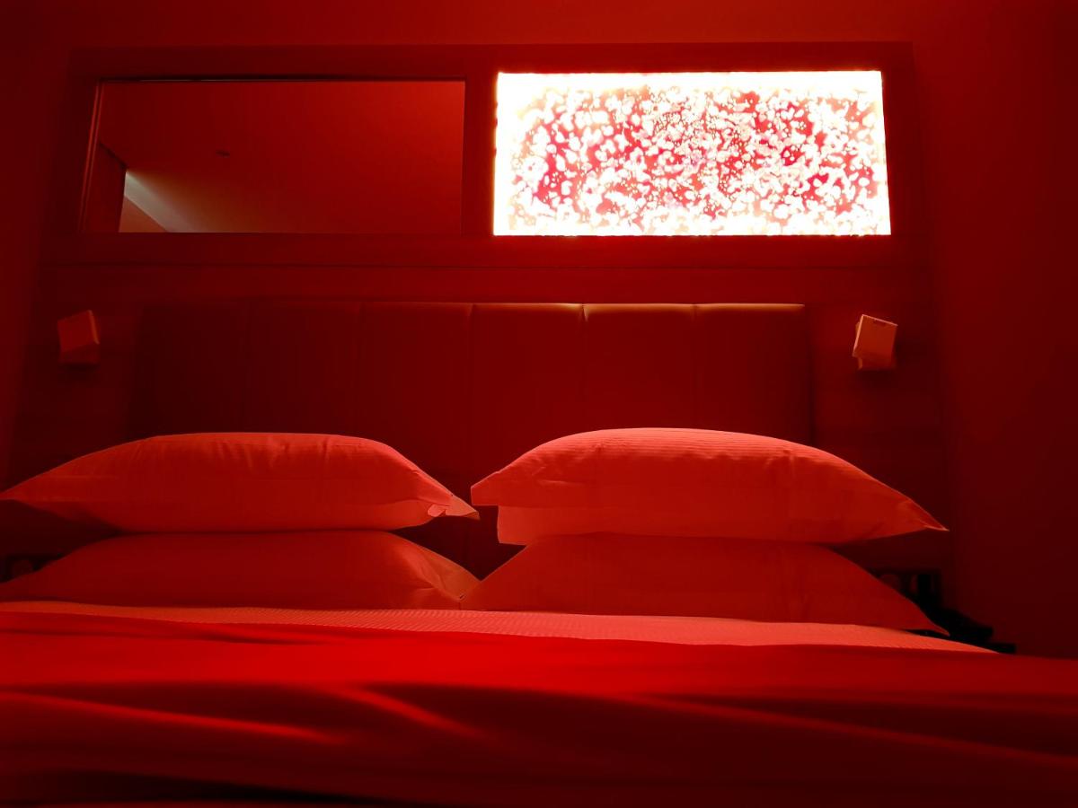 Un ou plusieurs lits dans un hébergement de l'établissement Brit Hotel de Grignan Vichy