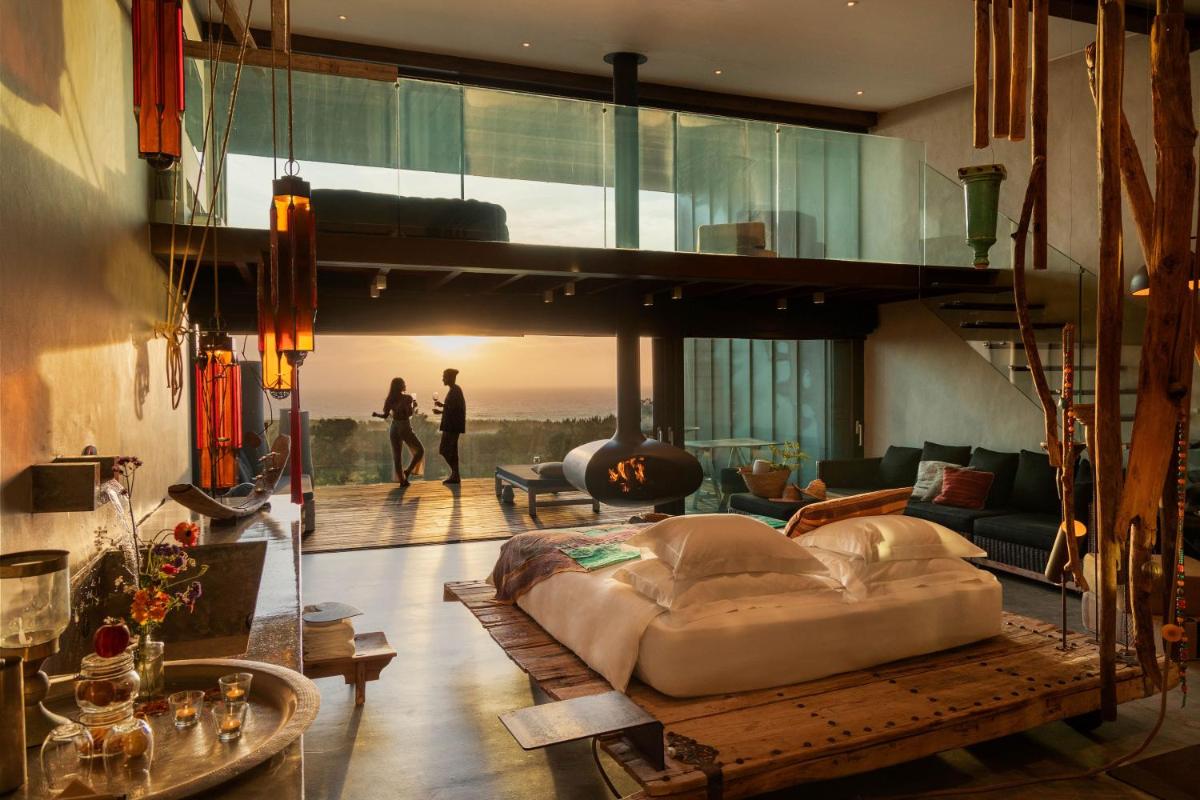 um quarto com uma cama e uma sala de estar em Areias do Seixo Hotel em Santa Cruz mais 37 fotografias
