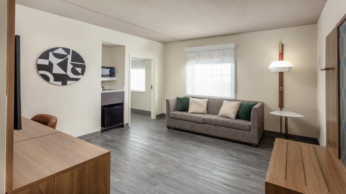 Holiday Inn Hotel & Suites Springfield, an IHG Hotel - Housity