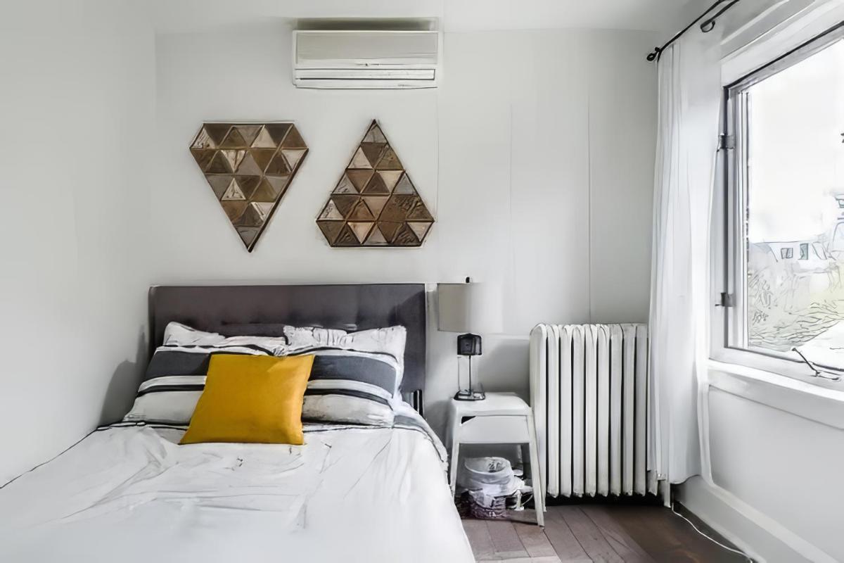 Double bedroom on up or 3 bedrooms in basement near Eglinton subway station - Housity