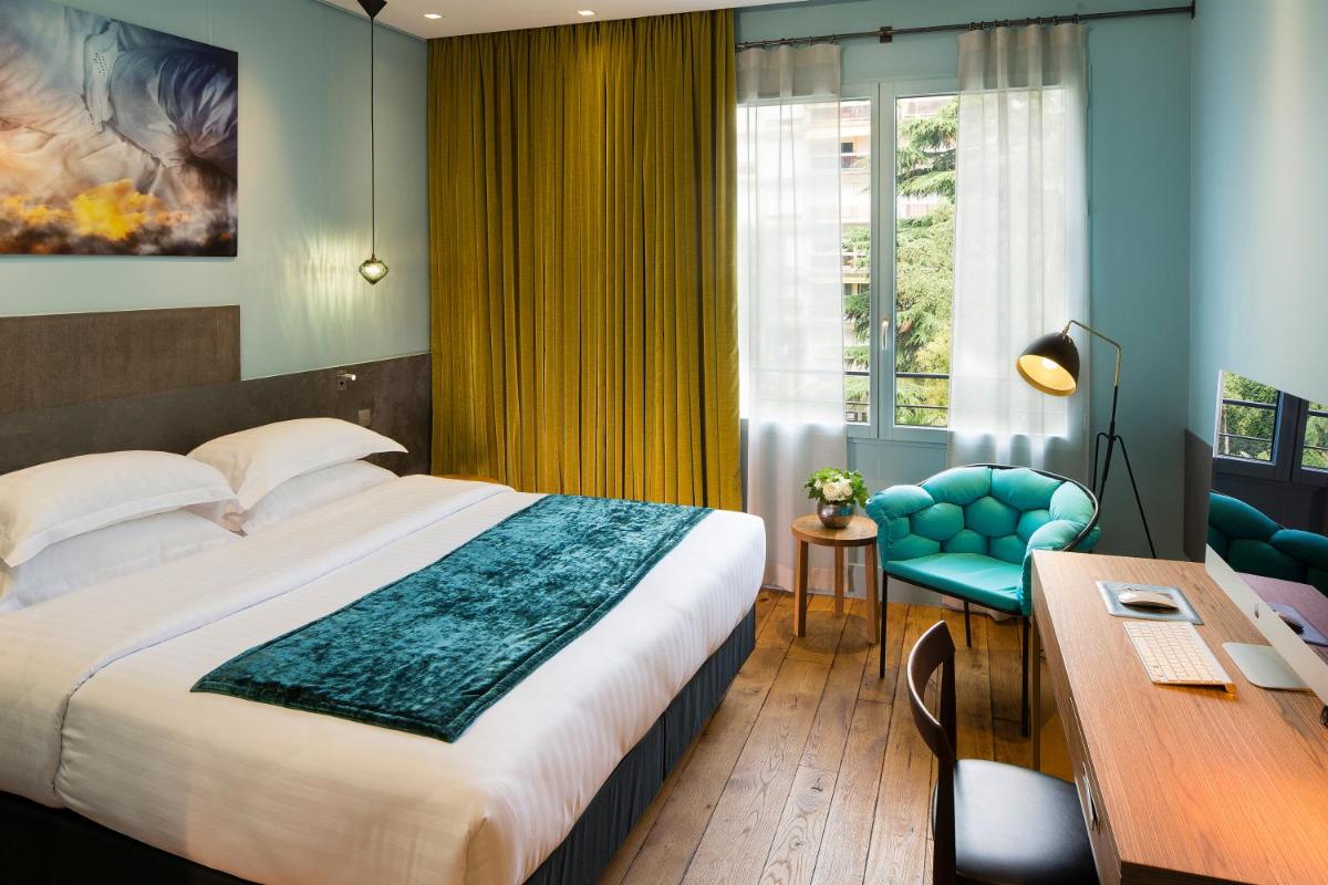 une chambre d'hôtel avec un lit et un bureau dans l'établissement Hotel & Spa La Belle Juliette, à Paris