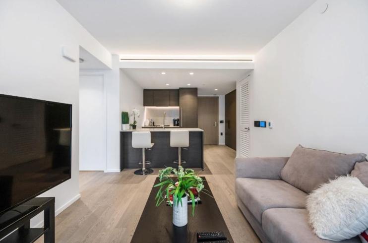 Chic & Modern Retreat the Heart of DT Vancouver - Housity