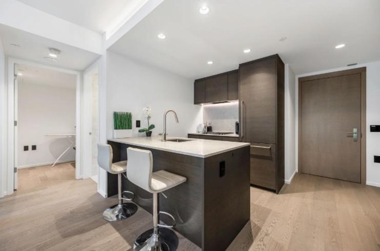 Chic & Modern Retreat the Heart of DT Vancouver - Housity