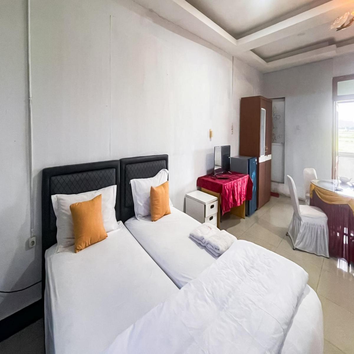 RedDoorz near Salib Kasih Tarutung - Housity