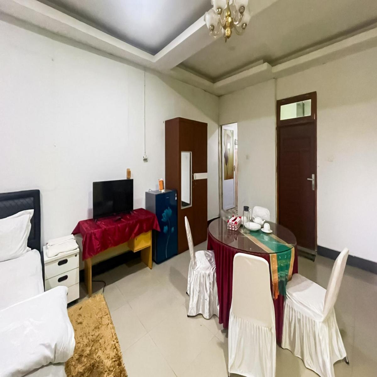 RedDoorz near Salib Kasih Tarutung - Housity