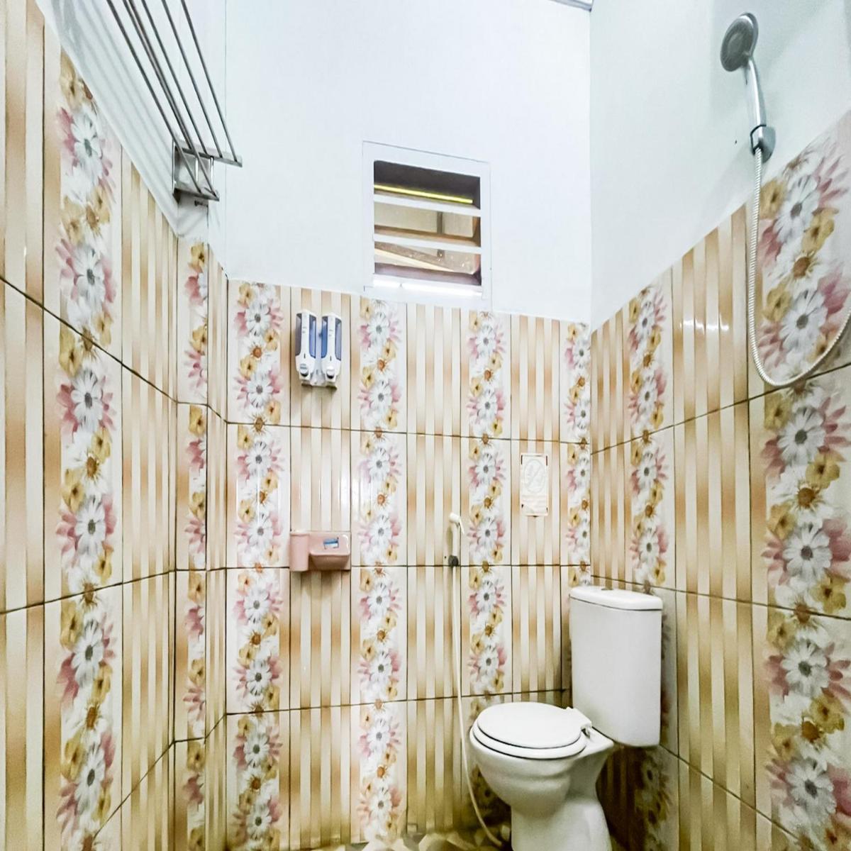 RedDoorz near Salib Kasih Tarutung - Housity