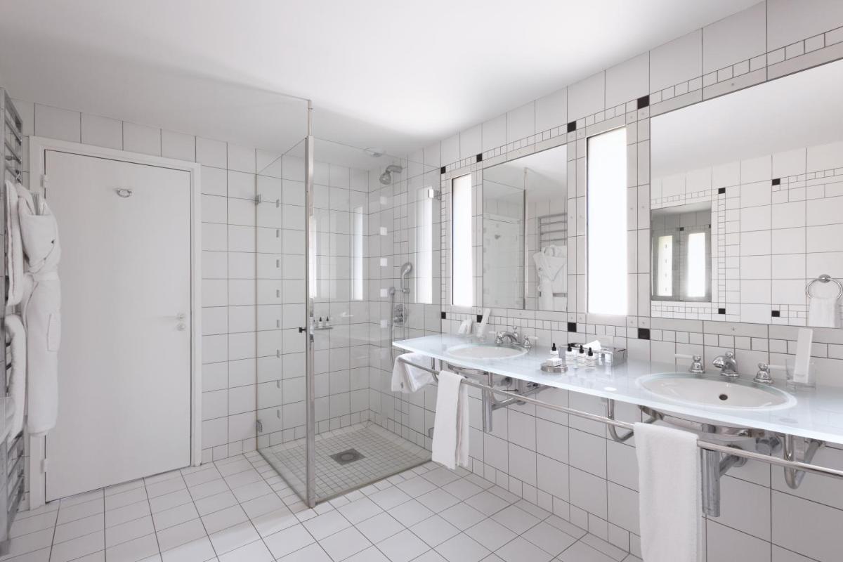 Salle de bains dans l'établissement L'Agapa Hôtel - Spa Codage