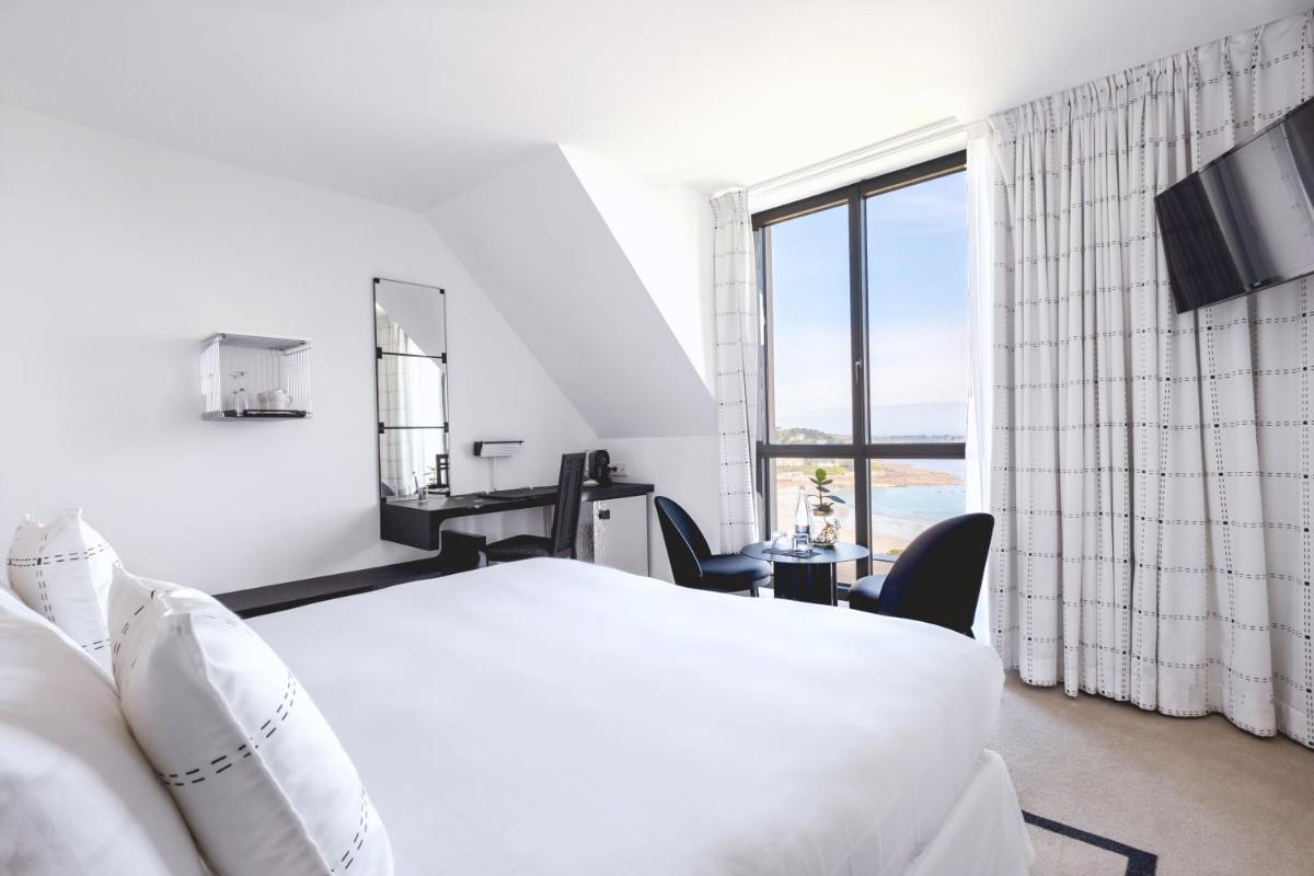 Télévision ou salle de divertissement dans l'établissement L'Agapa Hôtel - Spa Codage