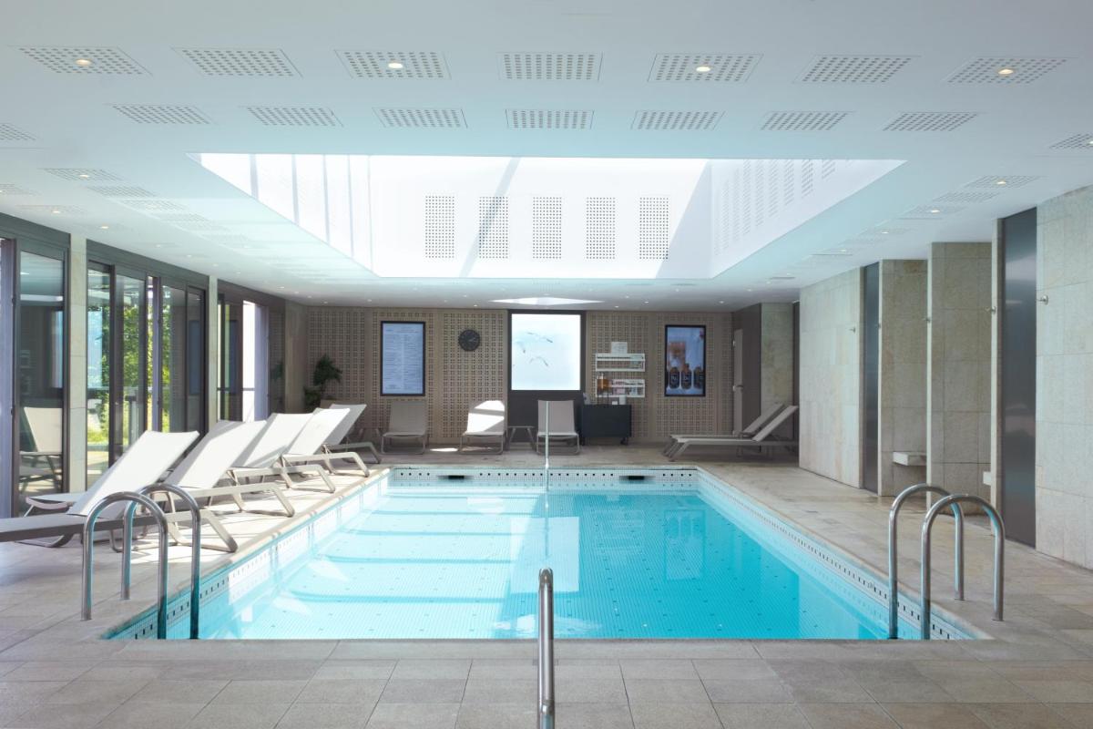 Piscine de l'établissement L'Agapa Hôtel - Spa Codage ou située à proximité
