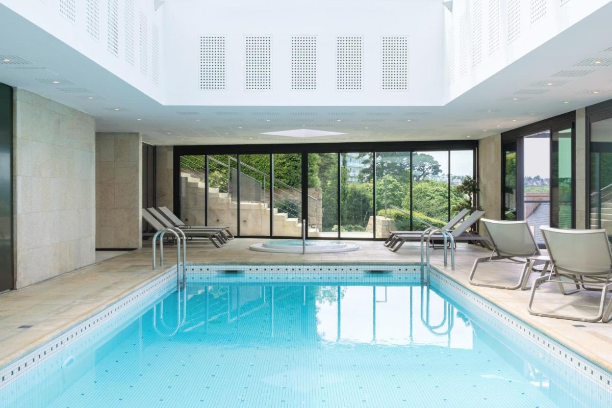 Piscine de l'établissement L'Agapa Hôtel - Spa Codage ou située à proximité
