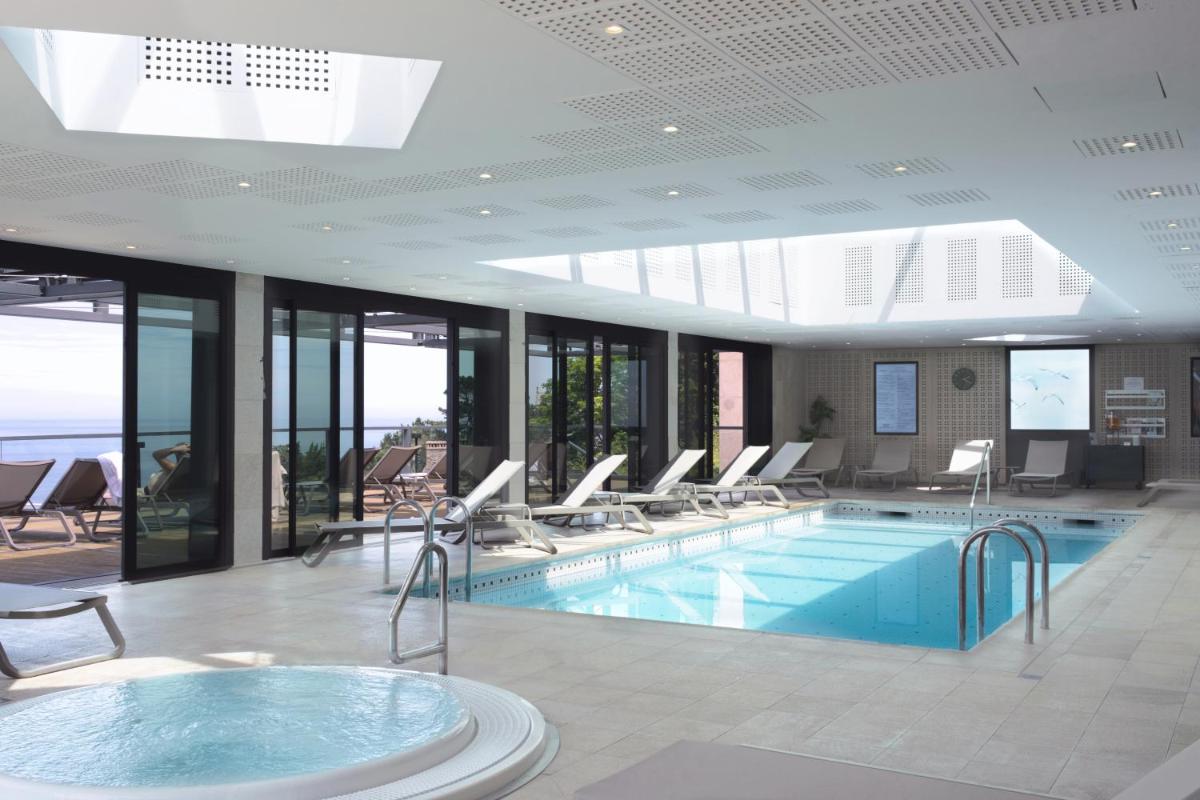 Piscine de l'établissement L'Agapa Hôtel - Spa Codage ou située à proximité