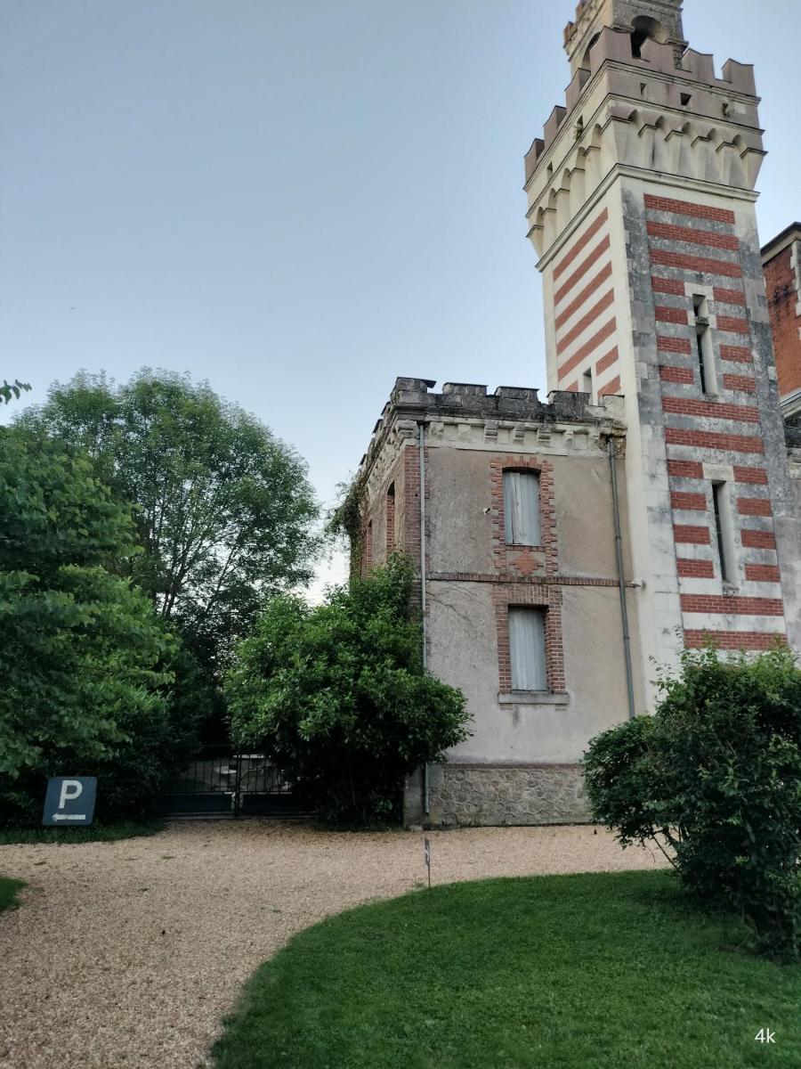 la tour carrée d'un chateau - Housity