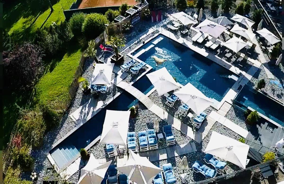 Piscine de l'établissement Hôtel Le Labrador 1971 ou située à proximité